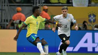 Vinícius Jr. de Brasil ante Guillermo Varela de la selección de Uruguay