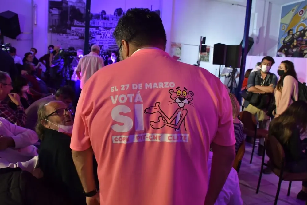 Martín Pereira, de COFE, con su remera a favor del Sí