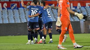 Nacional ganó sin lucimientos, pero con dos goles de cabeza se impuso a Racing y sigue tras su sueño de pelear por el título del Campeonato Uruguayo