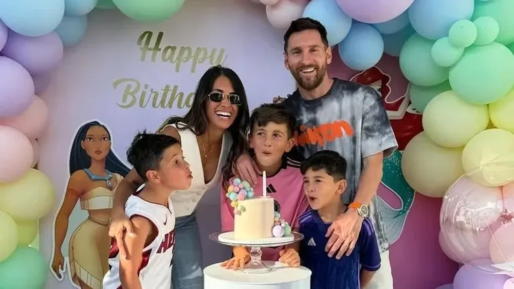 Antonela Roccuzzo, Lionel Messi y sus hijos