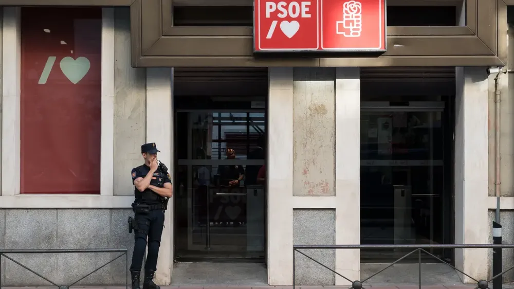 Los investigadores de la Guardia Civil española registrando la sede del PSOE en Madrid, por los rastros de la presunta financiación ilegal del partido de gobierno.