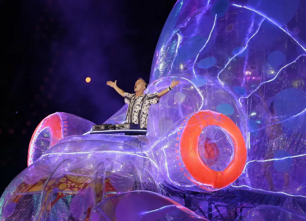 Fatboy Slim sobre un pulpo gigante fue la imagen psicodélica de la noche