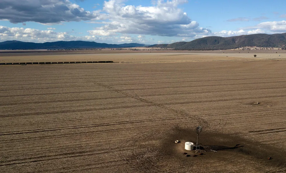This aerial photo taken on August 7, 2018 shows a train (top L) making its way through dry paddocks in the drought-hit area of Quirindi in New South Wales. A crippling drought is ravaging parts of Australia, decimating herds and putting desperate farmers under intense financial and emotional strain, with little relief in sight. - TO GO WITH Australia-weather-drought-environment-climate,FOCUS by Glenda Kwek / AFP / GLENN NICHOLLS / TO GO WITH Australia-weather-drought-environment-climate,FOCUS by Glenda Kwek