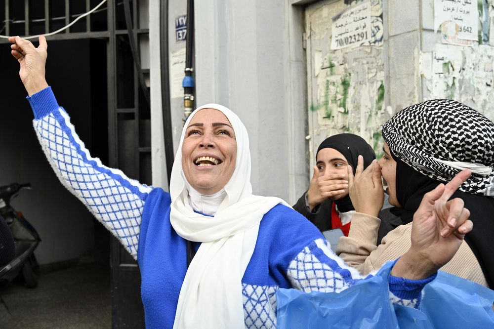 Mujeres en Beirut, Líbano, celebran la toma rebelde de la capital siria