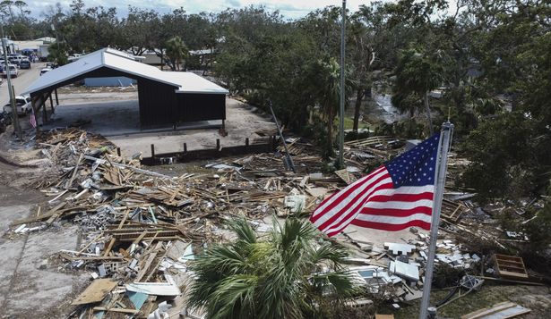 Una bandera estadounidense ondea sobre el Ayuntamiento destrozado en Horseshoe Beach, Florida.