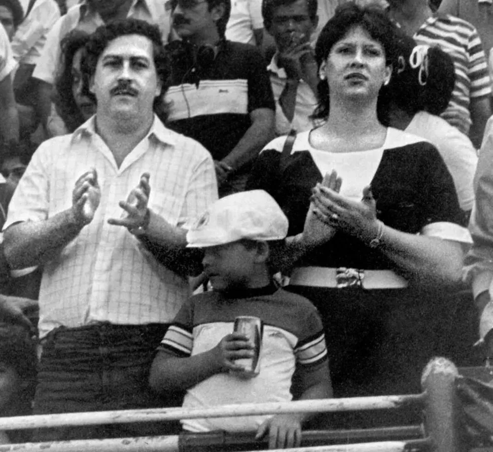 Pablo Escobar y su esposa, Victoria Eugenia Henao, durante un partido de futbol en Medellín.