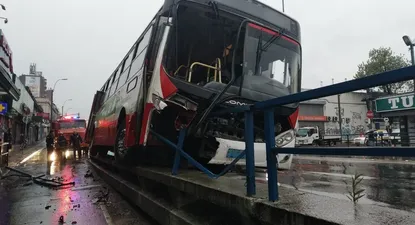 En agosto un ómnibus despistó y chocó contra la baranda del viaducto de Paso Molino.