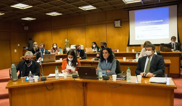 La ministra de Economía Azucena Arbeleche y su equipo de asesores el lunes en el Senado