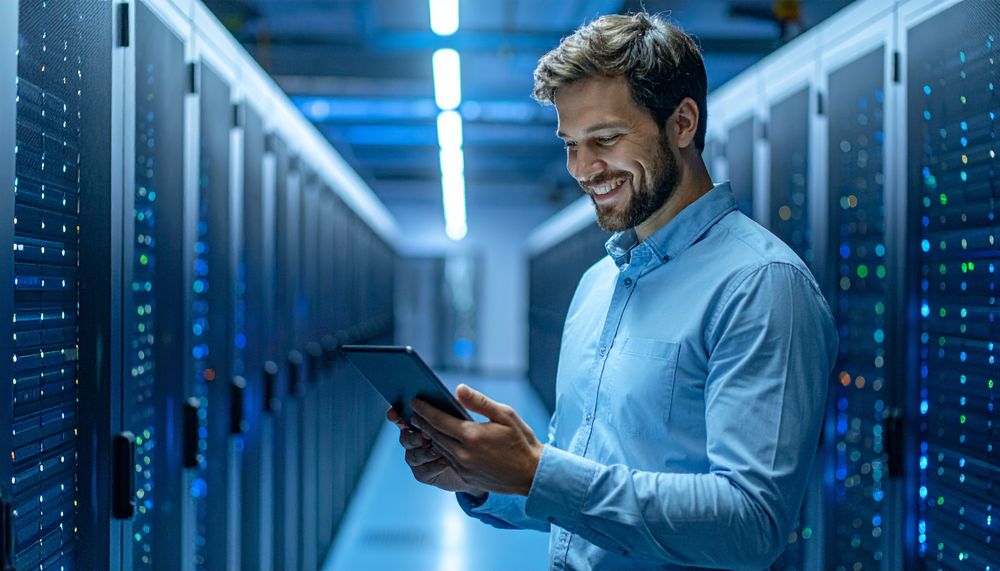 Firefly_Fotografía hiperrealista de Un hombre de unos 30 años sonriendo revisa una tablet mie 7568