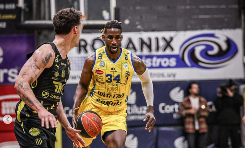 El estadounidense de Hebraica Arnold Louis fue el máximo anotador con 17 puntos