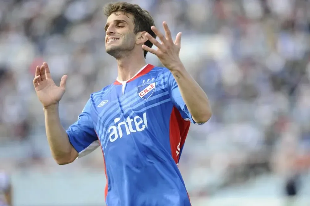 Iván Alonso, con la azul