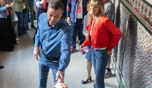 El presidente Pedro Sánchez acude a votar junto a su esposa, Begoña Gómez
