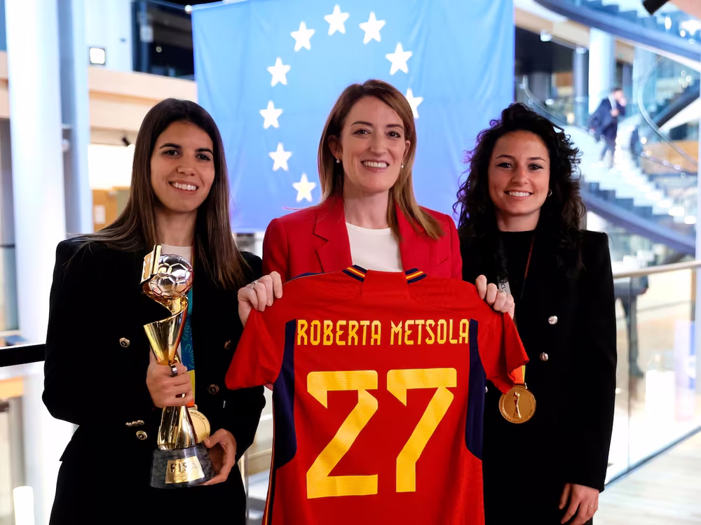 Roberta Metsola, centro, junto a Ivana Andrés y Alba Redondo, jugadoras de la Selección Española de Fútbol que ganó el Mundial.&nbsp;