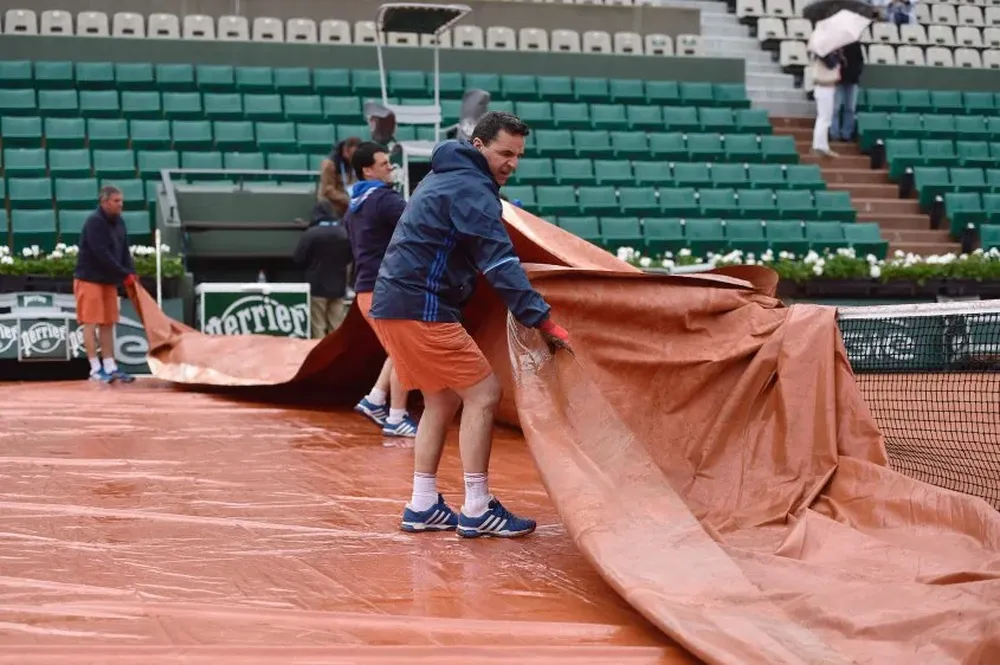 Por las lluvias, los funcionarios de Roland Garros han tenido que sacar y poner la lona en varias ocasiones