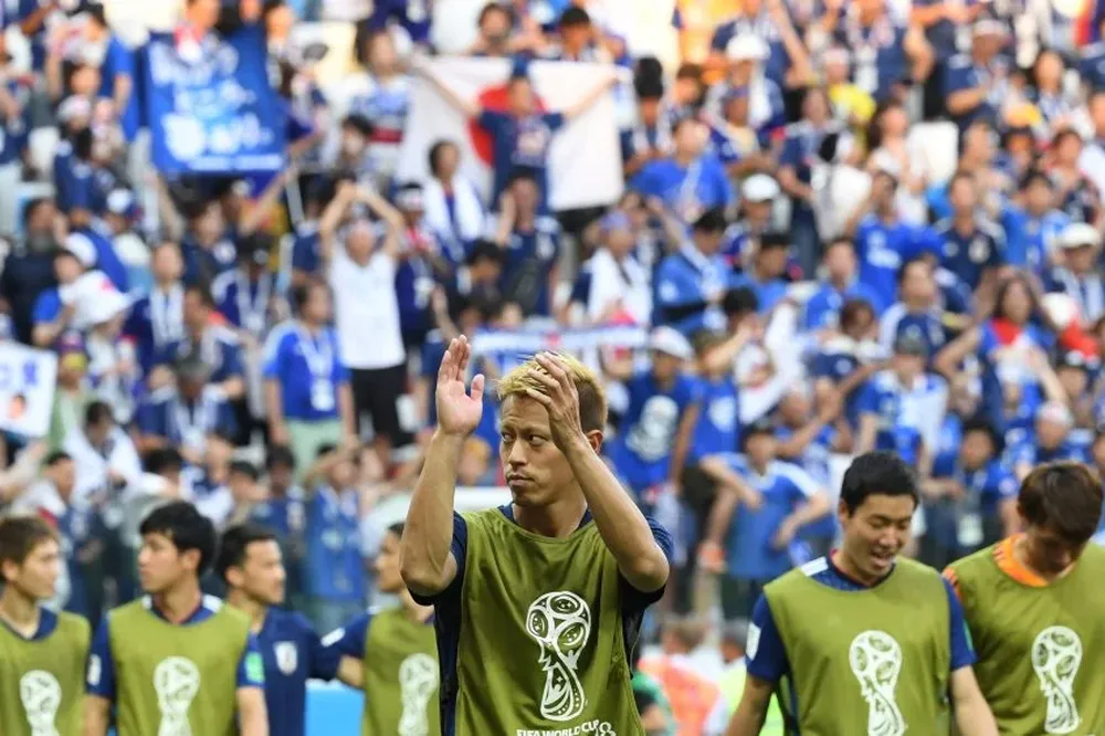 Honda en el festejo de Japón tras lograr el pase a octavos