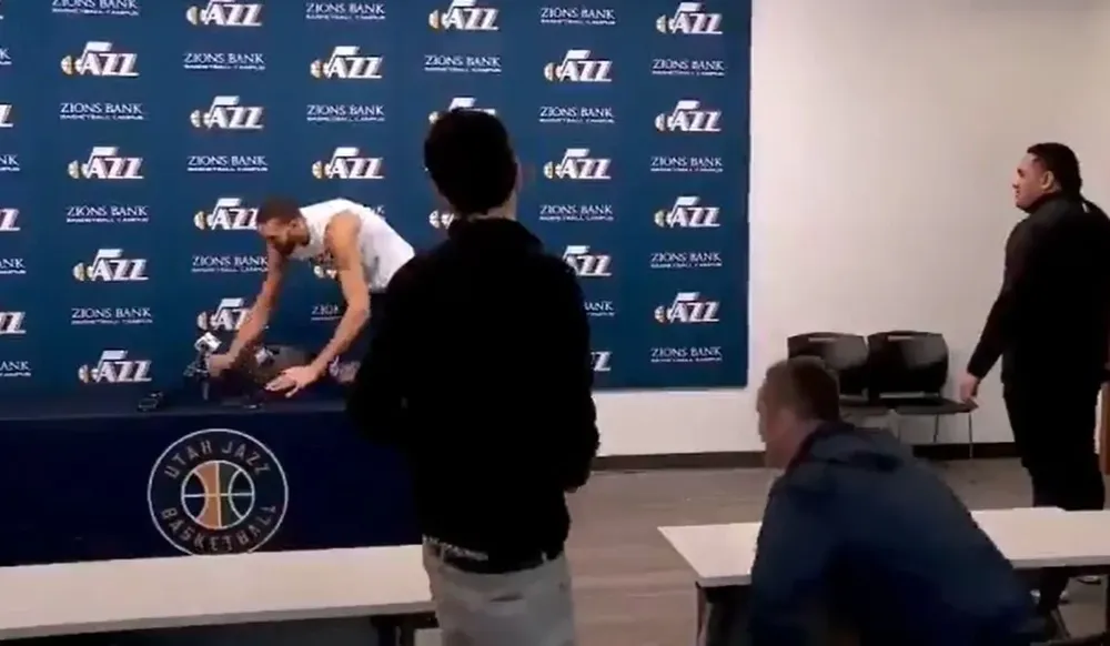 Rudy Gobert en la conferencia de prensa de su broma