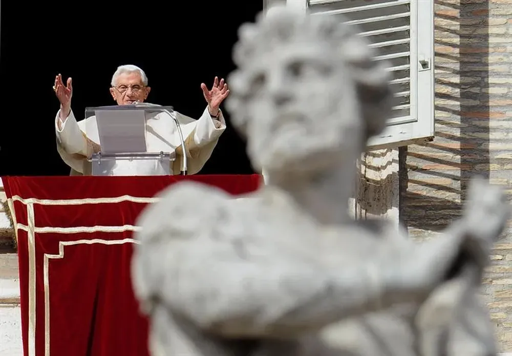 Vaticano- El papa Benedicto XVI bendice a los fieles durante los rezos del Ángelus en la plaza de San Pedro