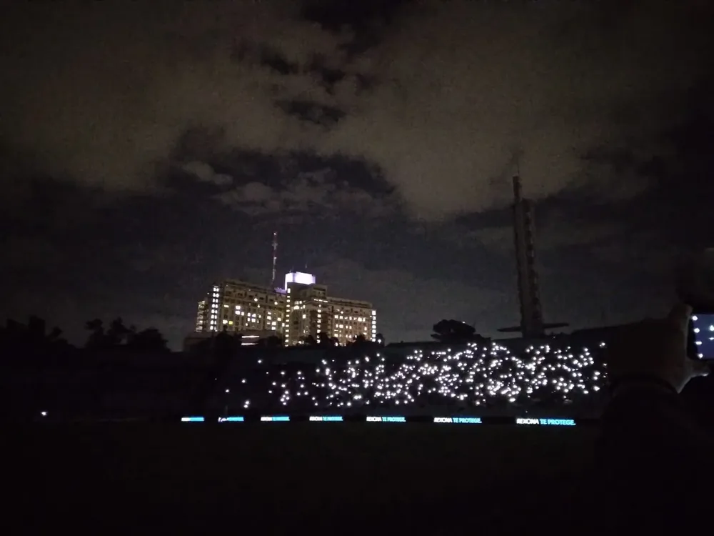 El apagón que se dio en el Estadio Centenario a los 44 minutos del primer tiempo entre Peñarol y Rentistas