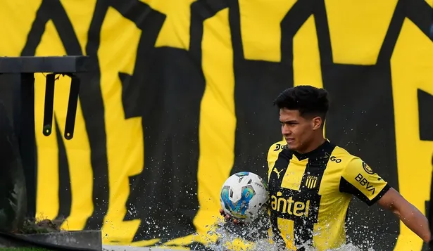 Matías Arezo en el foso del Centenario; Peñarol rema arriba