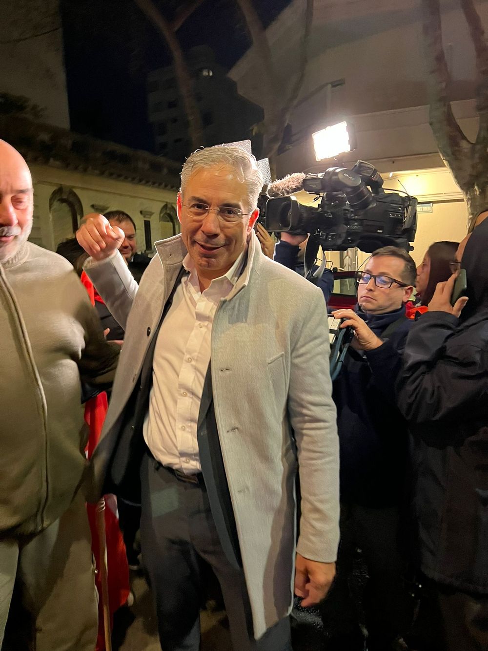 Robert Silva llegando a la Casa del Partido Colorado tras su derrota en las elecciones internas