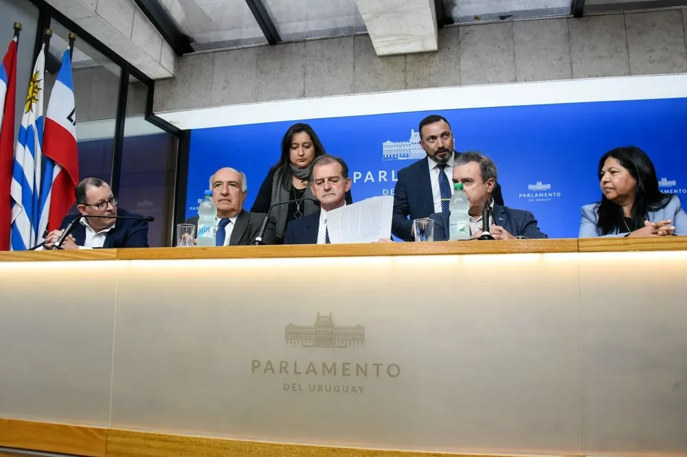 Parte de la bancada de Cabildo Abierto en una conferencia en el Parlamento
