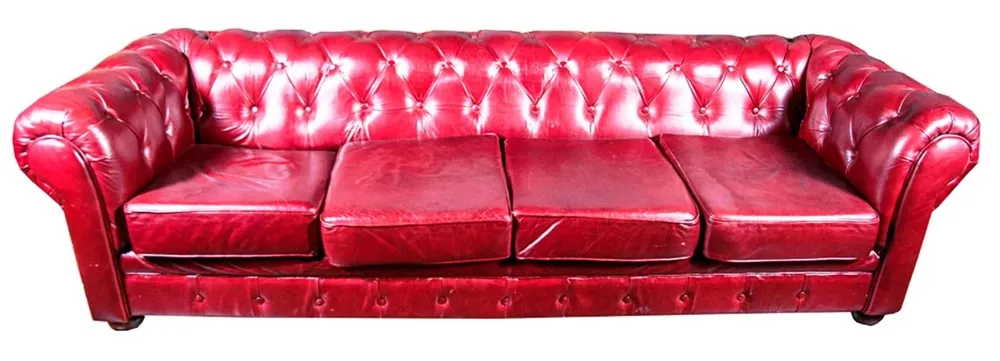 Sofá Chesterfield de 4 cuerpos, tapizado en cuero bordó, con almohadones