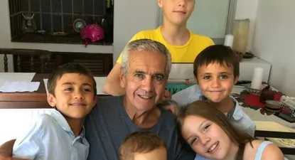 Gregorio Pérez junto a sus cinco nietos