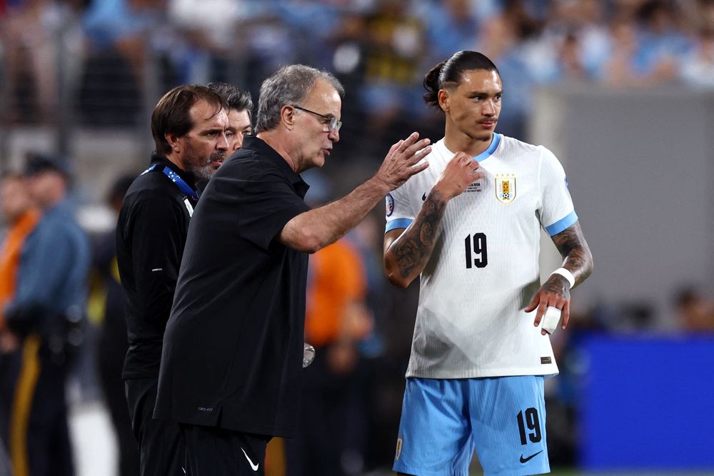 Marcelo Bielsa y Darwin Núñez con la selección de Uruguay