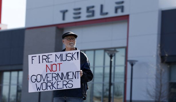 Protesta contra Musk en un concesionario Tesla en Michigan