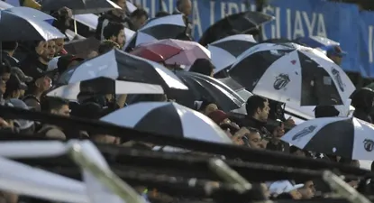Los paraguas dominaron la tribuna Ghierra donde se ubicó la parcialidad de Danubio