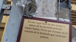 Plaqueta que colocó la Barra Ámsterdam a un año de la muerte del hincha de Peñarol Nacho Suárez