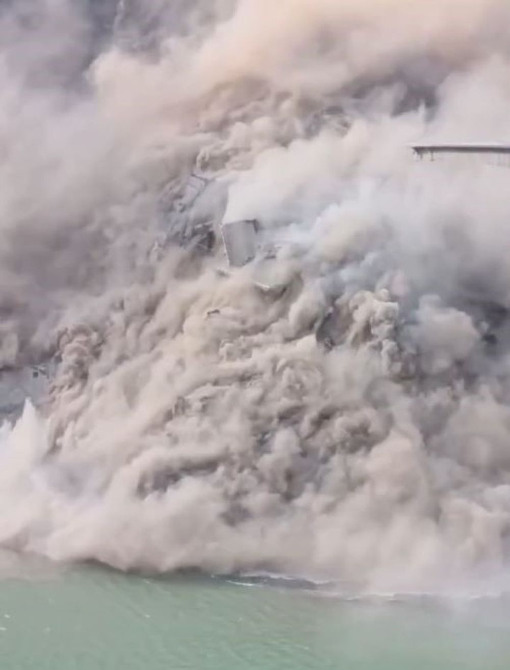 Colapsa el puente gigante de 758 metros en China que se inauguró este año.