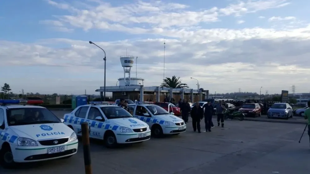 Móviles policiales en el piquete de trabajadores en La Tablada.