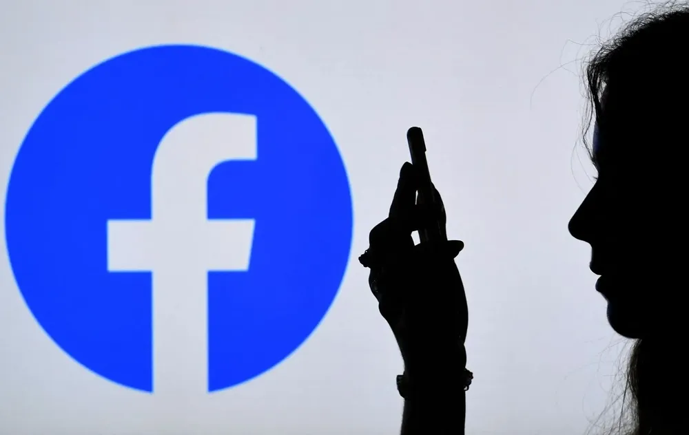 Facebook elimina grupos que generan violencia en su plataforma.