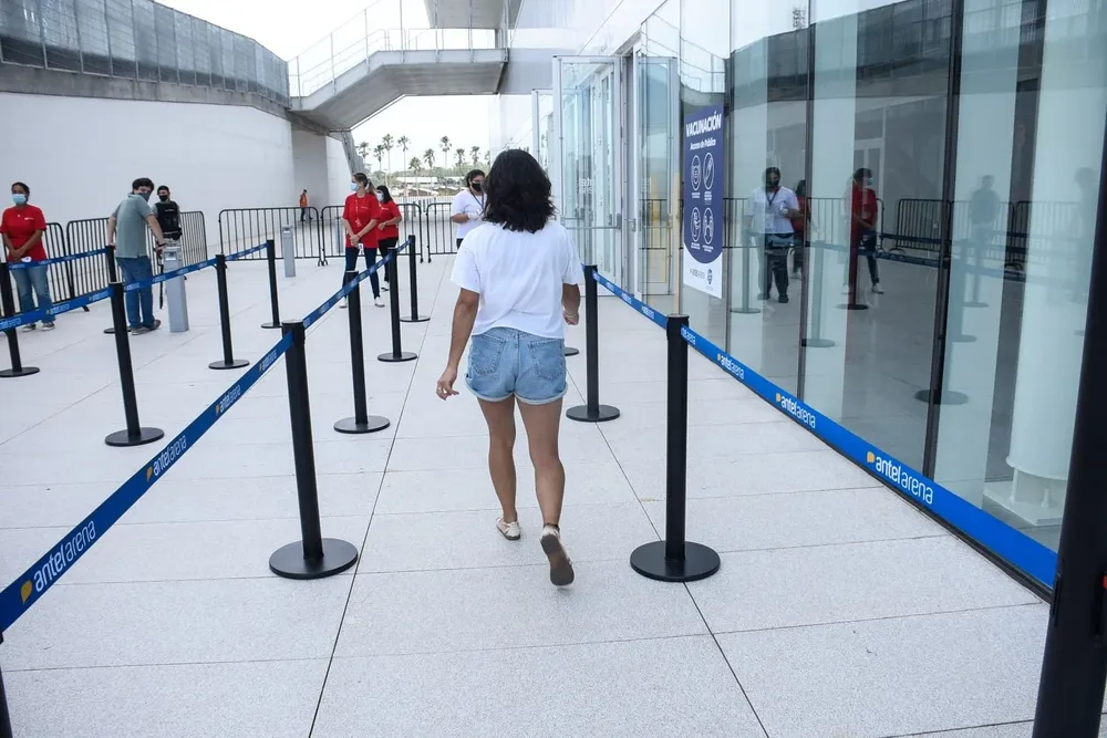 Carrera de vacunación contra el aumento de contagios: qué esperar y qué enseña la experiencia internacional