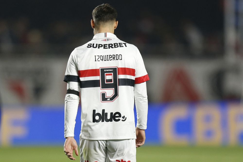 Jonathan Calleri, de Sao Paulo, entró a la cancha para jugar contra Atlético Mineiro, con una camiseta en homenaje al fallecido futbolista Juan Manuel Izquierdo
