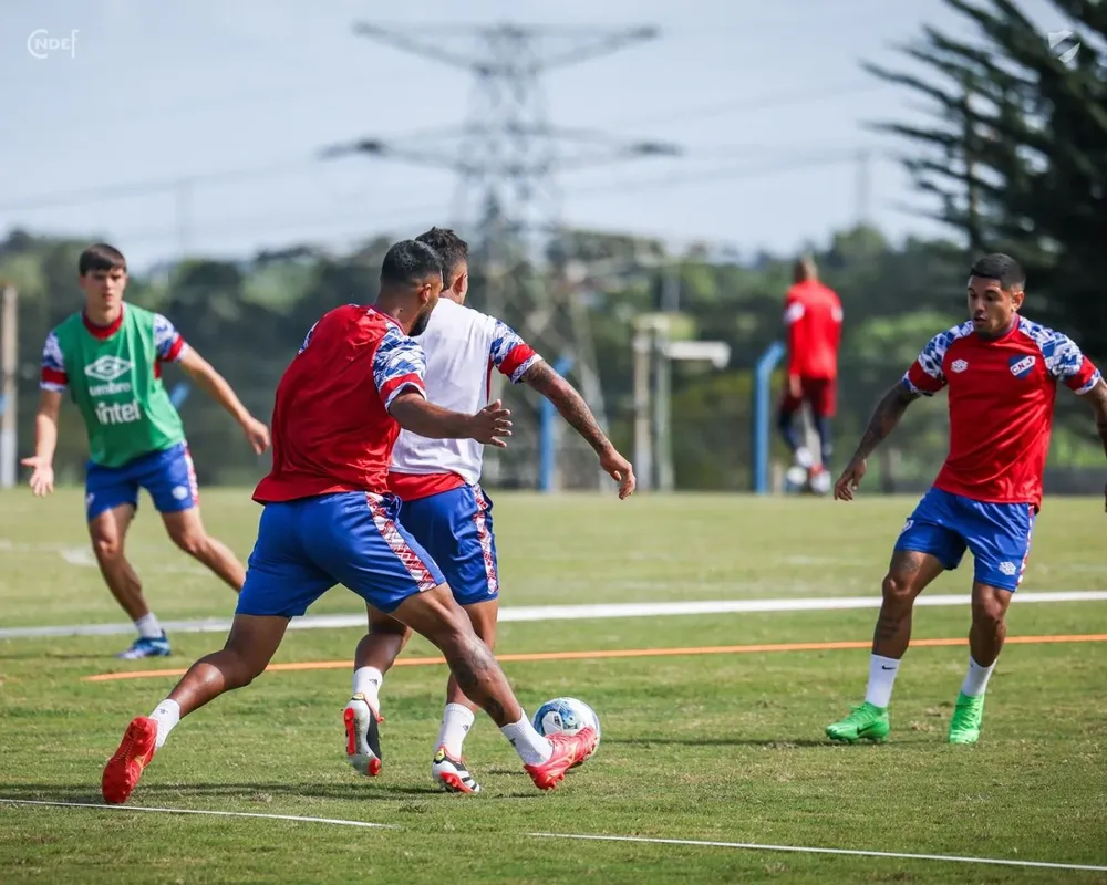 Mejía caminando al fondo, este lunes