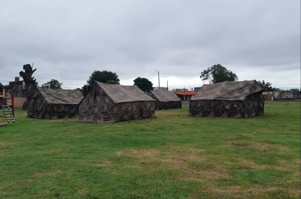 Carpas militares en las que están alojadas las familias evacuadas en Artigas