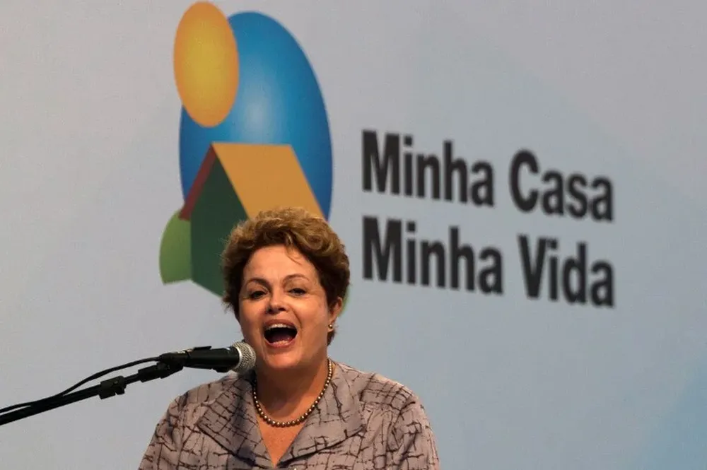 La presidenta de Brasil, Dilma Rousseff en la inauguración de apartamentos que forman parte del programa social, Mi casa, mi vida ¿En este caso sería mi internet, mi vida?
