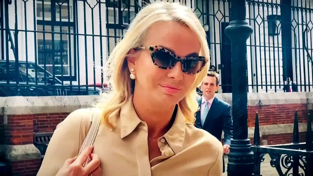 Corinna Larsen, la examante del Rey emérito, sale del Tribunal