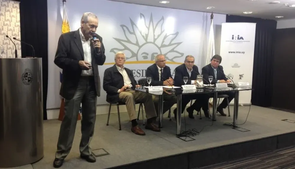 Riet durante su exposición en la Torre Ejecutiva