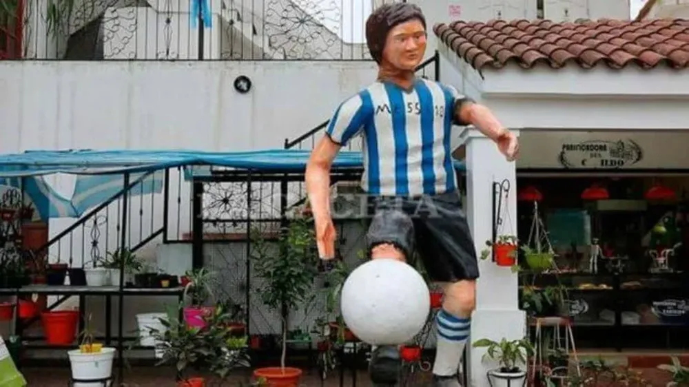 La estatua de Messi de Tucumán mide 1,6 metros y tiene al ídolo pateando una pelota con su pierna derecha.