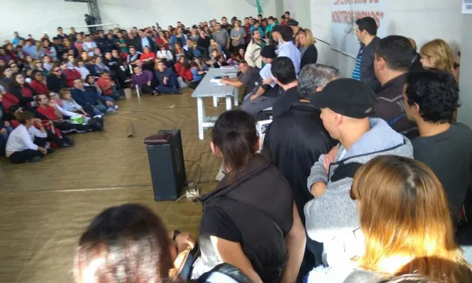 Trabajadores de Tienda Inglesa en una asamblea