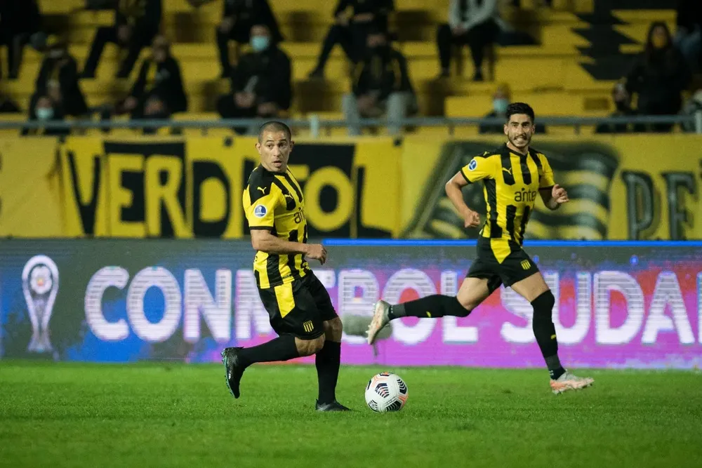 Gargano con la pelota, Juan Ramos y los hinchas en la platea