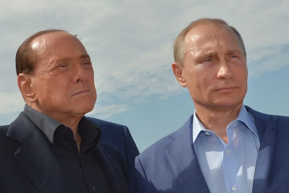Archivo, 2015. El ex primer ministro de Italia, Silvio Berlusconi, junto al presidente de Rusia, Vladimir Putin