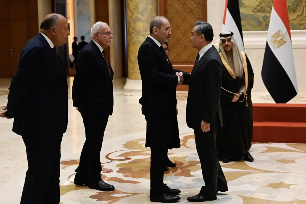 Los ministros de Relaciones Exteriores se reunieron en Beijing con el objetivo de restaurar la paz en la región.