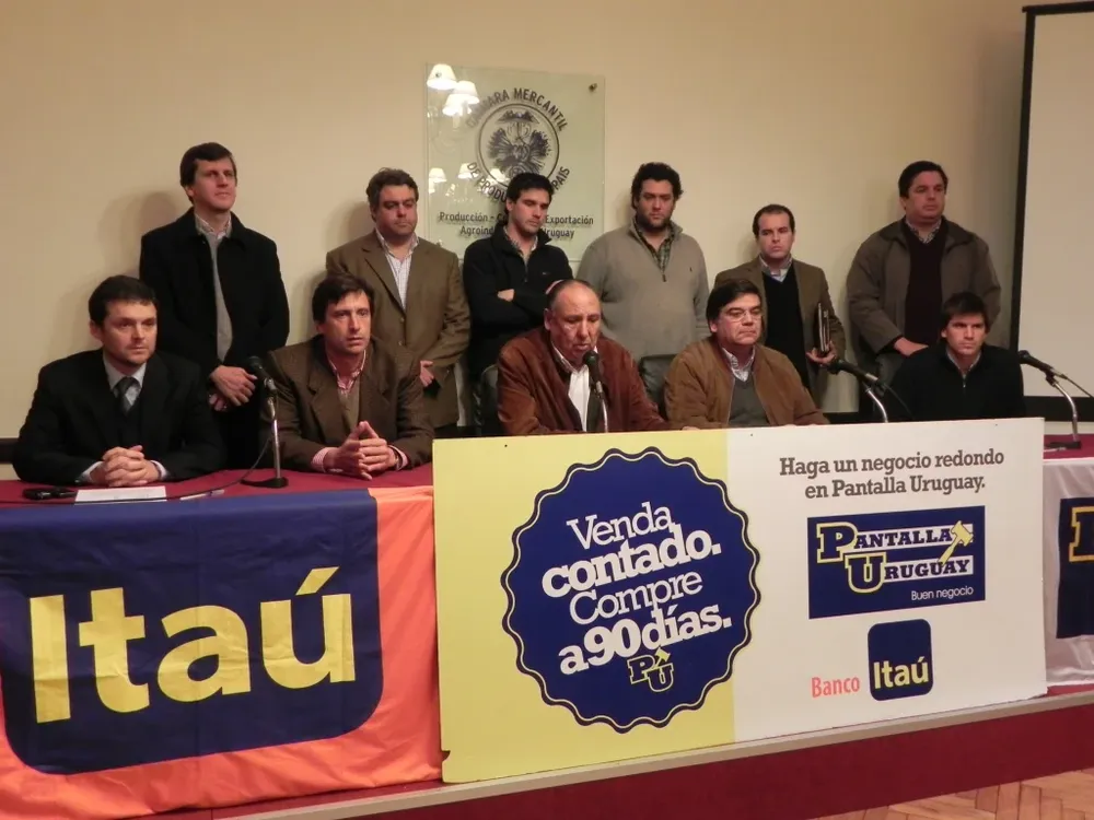 Integrantes de Pantalla Uruguay, banco Itaú y Estudio 3000
