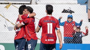 Tiziano Correa recibe el saludo de Martirena y se acerca Maximiliano Silvera tras convertir el 1-0 de Nacional ante Cerro Largo