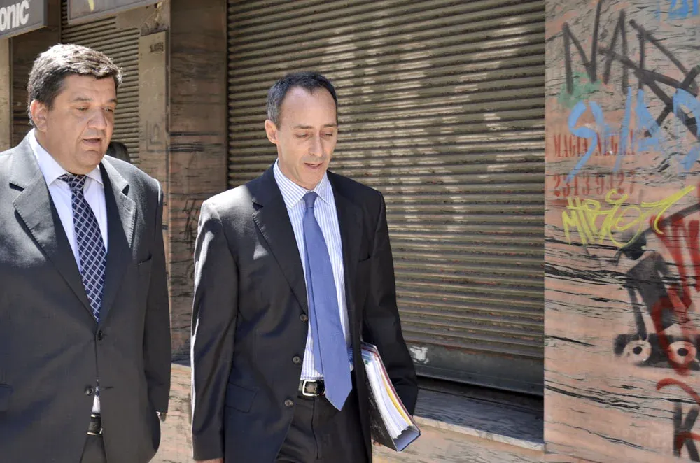 Matías Campiani junto a su abogado, Jorge Barrera