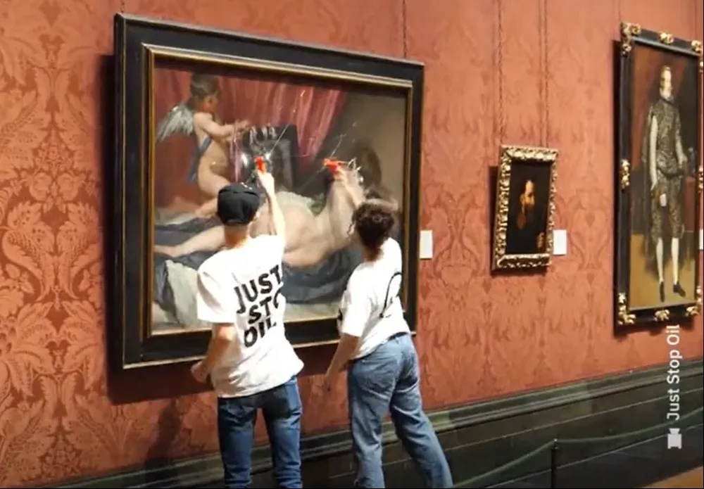 Los activistas de Just Stop Oil golpeando el cuadro de Velázquez